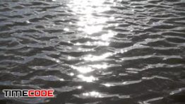 دانلود فوتیج نور خورشید در آب Sun On The Water