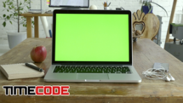 دانلود استوک فوتیج : کروماکی لپ تاپ Laptop Green Screen For Mock Up