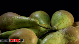دانلود استوک فوتیج : نمای بسته از گلابی Close Up Of Green Organic Pears