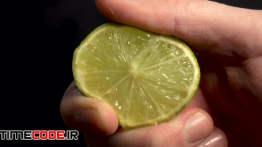 دانلود استوک فوتیج : آب گرفتن لیمو با دست Lime Squeezed