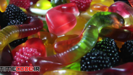 دانلود استوک فوتیج : پاستیل های میوه ای Pile Of Colorful Candies Rotating