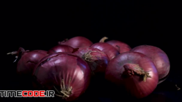 دانلود استوک فوتیج : پیاز در زمینه مشکی Red Onions Rotate