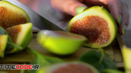 دانلود استوک فوتیج : برش زدن انجیر سبز Woman Cutting Green Figs