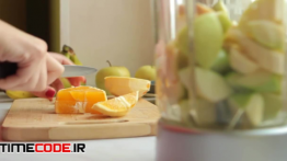 دانلود استوک فوتیج : خرد کردن پرتغال در آب میوه گیری Orange In Blender