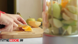 دانلود استوک فوتیج : خرد کردن پرتغال Putting Oranges In Blender