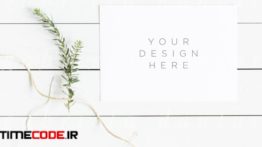 دانلود موکاپ کاغذ روی میز چوبی