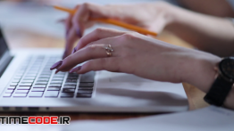 دانلود استوک فوتیج : زن در حال تایپ کردن Women Typing On Her Laptop