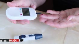 دانلود استوک فوتیج : آموزش دستگاه قند خون Measures The Blood Sugar Level With A Device