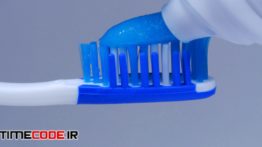 دانلود استوک فوتیج : نما بسته استفاده از خمیر دندان روی مسواک Macro Close Up Putting Blue Toothpaste On A Toothbrush