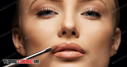 دانلود عکس استوک : کلوزآپ چهره زن در حال میکاپ Close Up Crop Of Female Face Applying Make Up