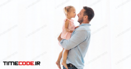 دانلود عکس استوک : دختر بچه در حال بوسیدن پدر Daughter Kissing Her Father Sitting On His Hands