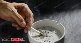 دانلود عکس استوک : خاموش کردن سیگار در جا سیگاری Hand Putting The Cigarette On An Ashtray