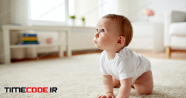 دانلود عکس استوک : نوزاد در حال راه رفتن چهار دست و پا Little Baby In Diaper Crawling On Floor At Home