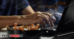 دانلود عکس استوک : مرد در حال سیگار کشیدن هنگام کار