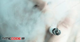 دانلود عکس استوک : سیگار کشیدن Man Smoking Out Himself With A Cigarette