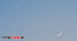 دانلود عکس استوک : هلال ماه در آسمان روز Moon In Blue Sky