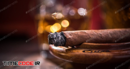 دانلود عکس استوک : سیگار برگ Smoking Cigar In Vintage Ashtray