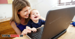 عکس مادر و کودک در حال کار با لپ تاپ Happy Mother And Baby Using Laptop And Smiling
