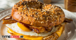 دانلود عکس ساندویج تخم مرغ  Homemade Fried Egg Bagel Sandwich