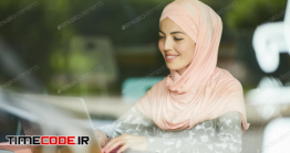 دانلود عکس زن محجبه در حال کار با کامپیوتر  Muslim Woman Answering E-mails