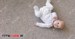 دانلود عکس نوزاد خوابیده روی زمین Top View Of The Child On The Floor