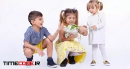 دانلود عکس کودکان در حال بازی Children Are Playing Well Watching At A Toy