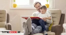 دانلود عکس پدر و کودک در حال مطالعه کتاب Shallow Focus Shot Of A Father Reading A Children’s Book For His Son
