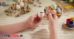 دانلود فوتیج رنگ کردن تخم مرغ سفره هفت سین Coloring Eggs Top View