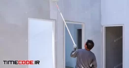 دانلود عکس نقاش در حال رنگ زدن دیوار Construction Worker Painting White Color On Wall