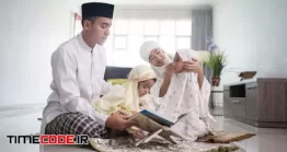 عکس خانواده مسلمان در حال خواندن قرآن و نیایش Muslim Family Reading Quran