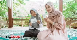 دانلود عکس مادر و دختر مسلمان با کارت تبریک عید Mother And Daughter Holding Eid Mubarak Greeting Cards
