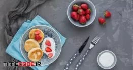 دانلود عکس صبحانه سالم با توت فرنگی و نان و پنیر Cheese Pancakes With Sour Cream And Strawberries