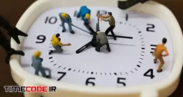 دانلود عکس ساعت با مفهوم کار گروهی Miniature People : The Team Is Working On An Alarm Clocks