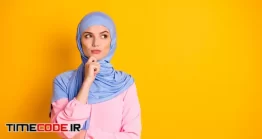 دانلود عکس زن مسلمان در حال فکر کردن Portrait Of Muslim Wearing Hijab Thinking