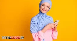 دانلود عکس زن محجبه در حال کار با موبایل Portrait Of Muslim Using Device App