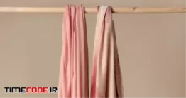 عکس شال آویزان شده روی چوب