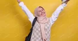 عکس دختر دانشجو با حجاب در حال شادی