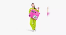 girl in a tracksuit with shopping bag mockup 125901 cover 1