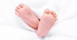 عکس پا نوزاد با زمینه سفید
